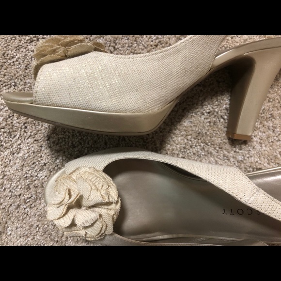 Karen Scott Gold / Cream Linen Heels - Picture 3 of 3